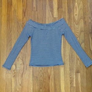 LAST CHANCE***
𝐀É𝐑𝐎𝐏𝐎𝐒𝐓𝐀𝐋𝐄 Striped Off the shoulder long sleeve
